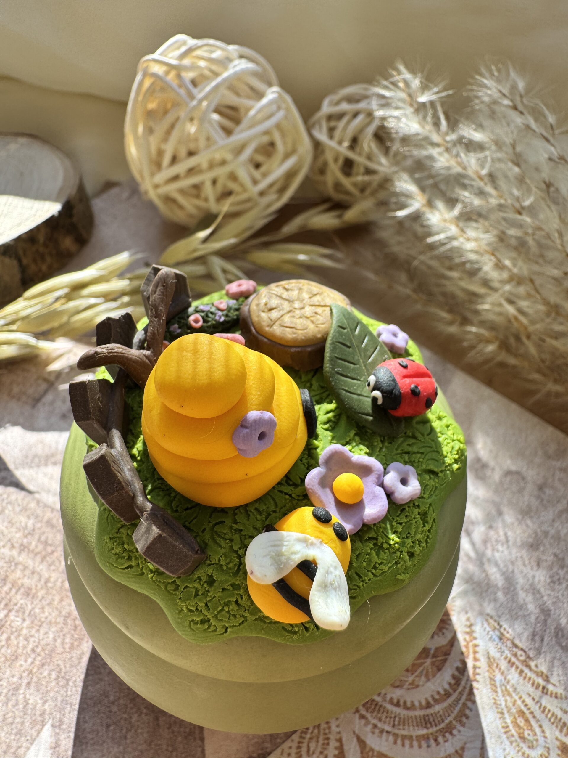 Lumânare decorată cu elemente de primăvară - Imagine 3