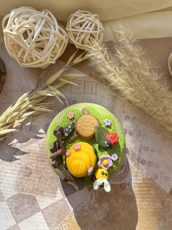 Lumânare decorată cu elemente de primăvară